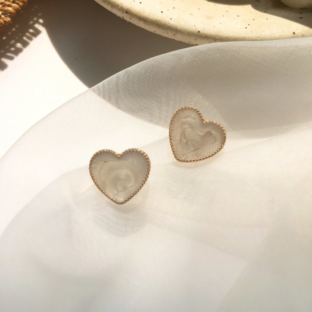 💙Flawless Angel Heart Golden Stud Earrings - Picture 2 of 7